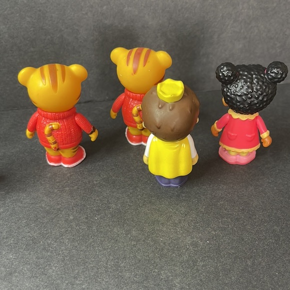 DISNEY DOC MCSTUFFIN AND FRIENDS AND DANIEL TIGERS MINI FIGURES - Picture 5 of 7